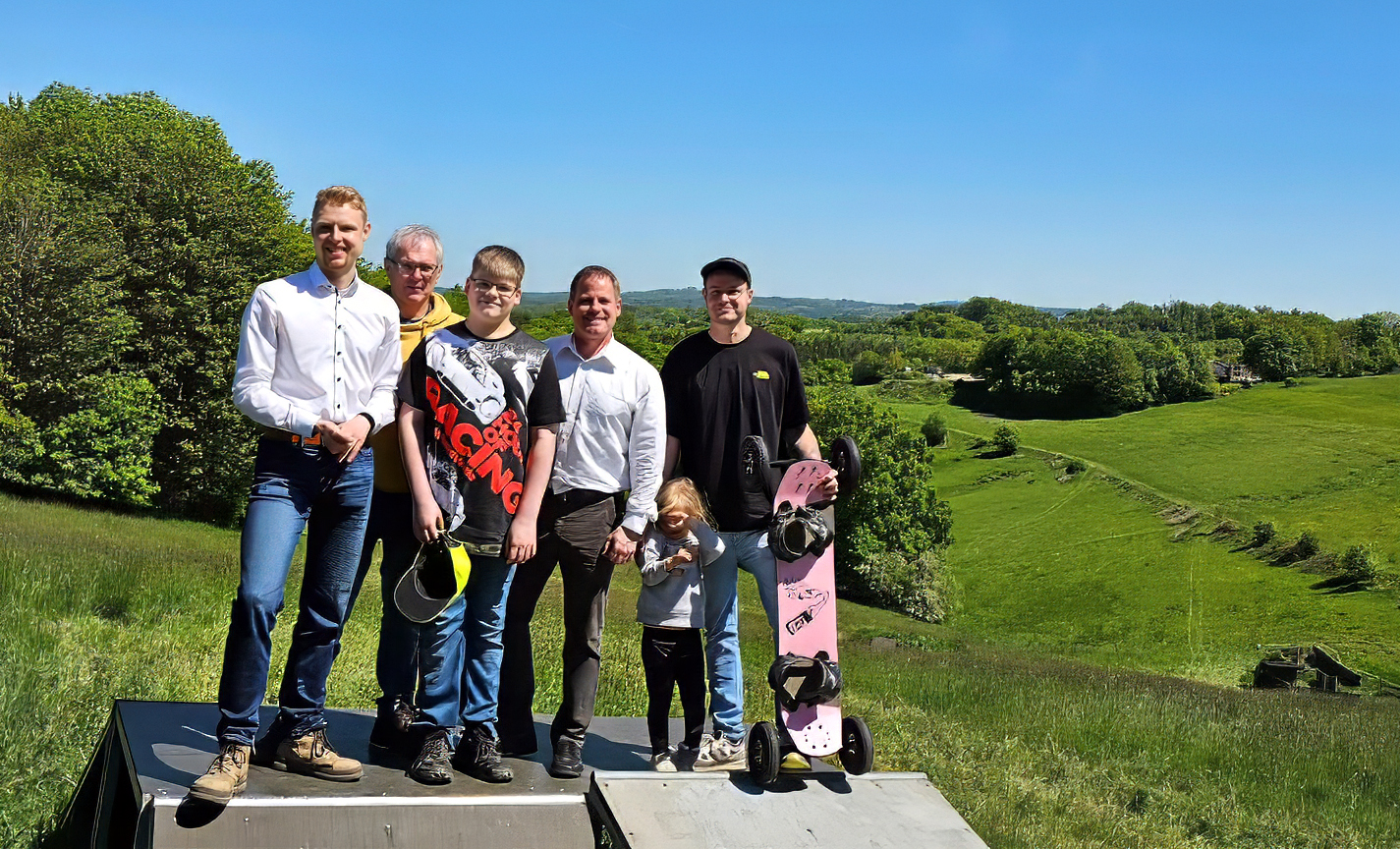 CDU-Mitglieder besuchten den Projektbereich bereits im letzten Jahr: Sascha Gerhardt (3.v.l.), Marvin Sch�le (l.) und Vorsitzender Andreas Wolter (2. v.l.) waren mehrfach vor Ort. Die CDU-Fraktion Halver unterst�tzt das Mountainboard-Projekt von Beginn an