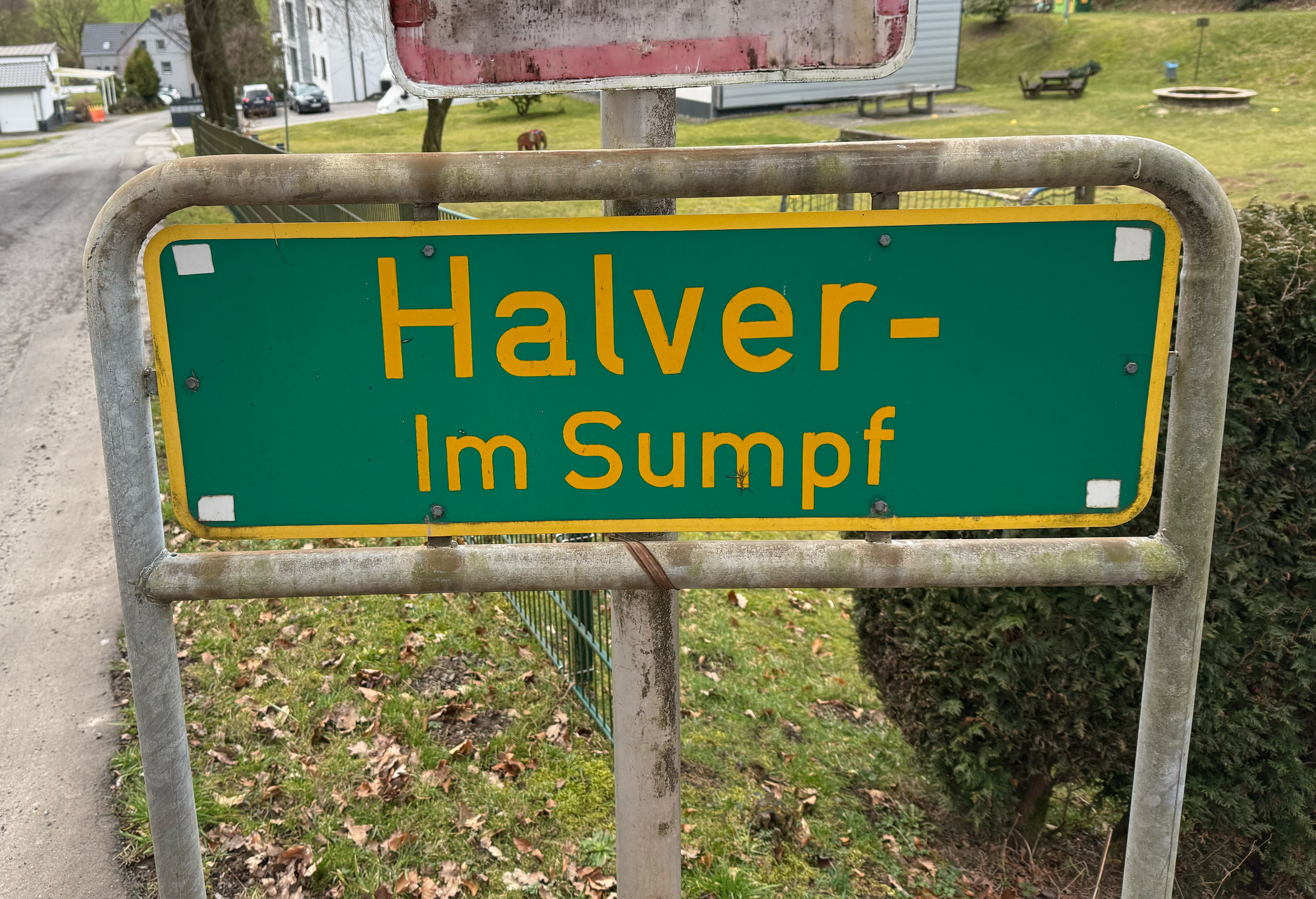Unterschiedlicher Stand bei Halvers Stra�enbauprojekten: W�hrend die Arbeiten Im Sumpf bereits laufen, steht der Baustart bei anderen urspr�nglich f�r 2026 vorgesehenen Ma�nahmen noch aus (Foto: CDU Halver)