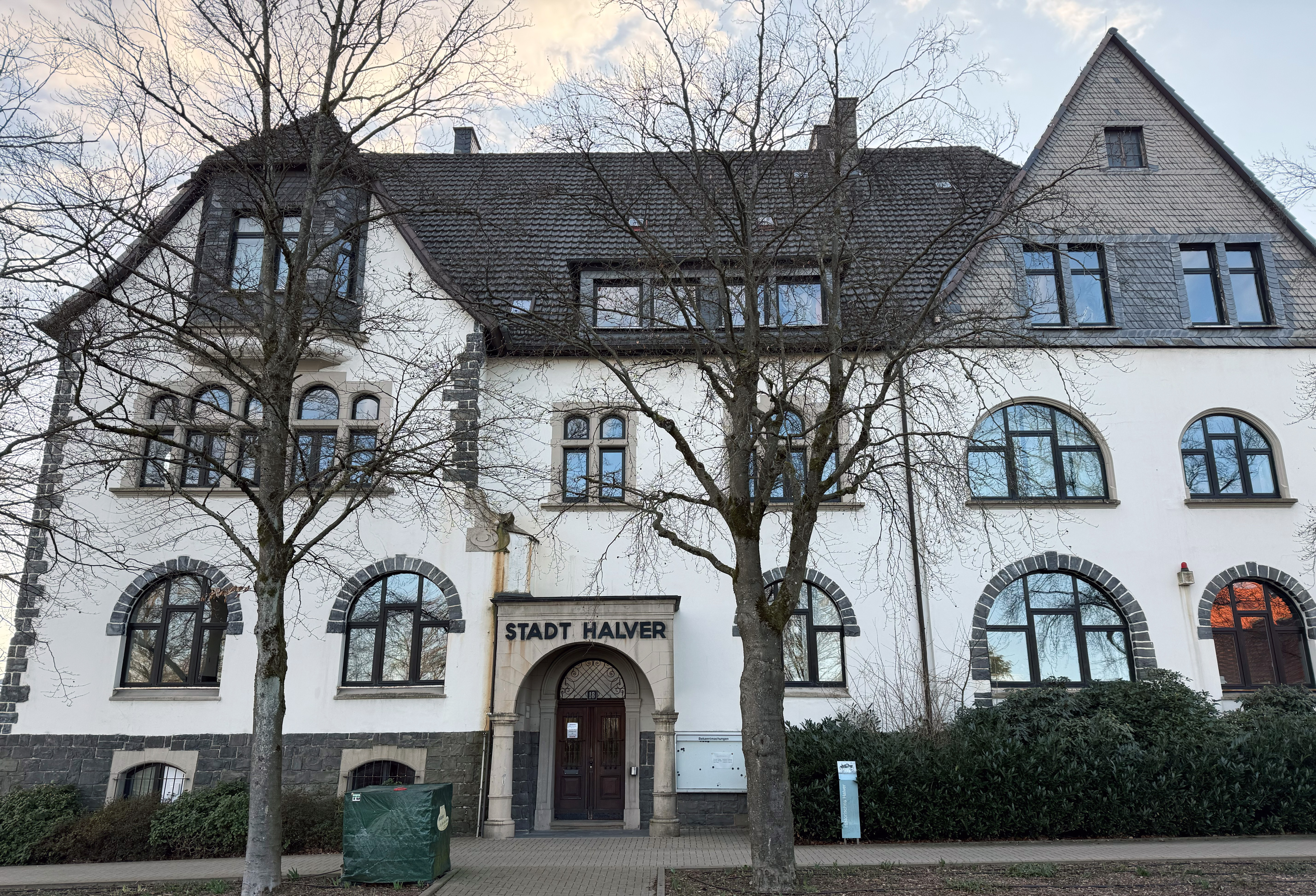 Im Halveraner Rathaus steht eine wichtige personellen Ver�nderung bevor: Der Erste Beigeordnete und K�mmerer Simon Thienel wechselt Anfang 2027 von Halver nach Schwelm (Foto: CDU Halver)